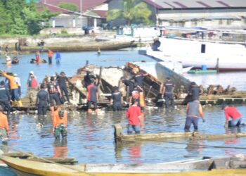 Pemkot Bersihkan Bangkai Kapal di Teluk Kendai Persiapan Event Internasional UCLG ASPAC