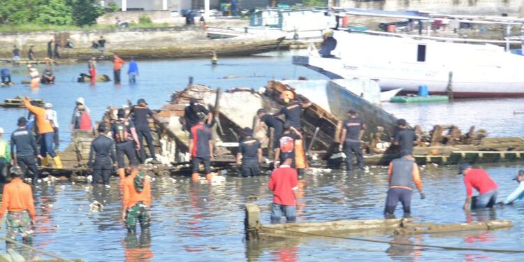 Pemkot Bersihkan Bangkai Kapal di Teluk Kendai Persiapan Event Internasional UCLG ASPAC