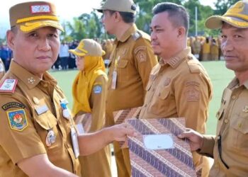 Pimpin Apel Gabungan, Sekda Kota Kendari Serahkan 5 SK Plt Pejabat Pemkot Kendari