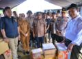 Didampingi Wali Kota Kendari, Mentan Amran Tinjau Lokasi Banjir Sekaligus Berikan Bantuan