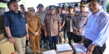 Didampingi Wali Kota Kendari, Mentan Amran Tinjau Lokasi Banjir Sekaligus Berikan Bantuan