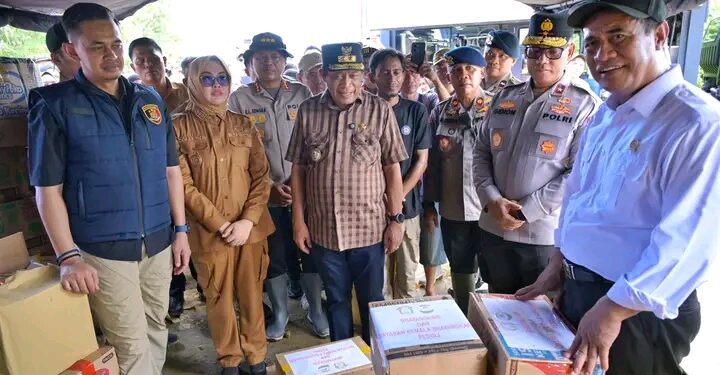 Didampingi Wali Kota Kendari, Mentan Amran Tinjau Lokasi Banjir Sekaligus Berikan Bantuan