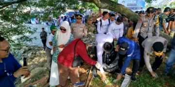Gerakan Indonesia Asri, Wamendagri dan Wakil Wali Kota Kendari Pimpin Aksi Bersih Teluk Kendari