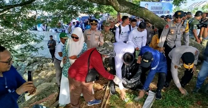 Gerakan Indonesia Asri, Wamendagri dan Wakil Wali Kota Kendari Pimpin Aksi Bersih Teluk Kendari