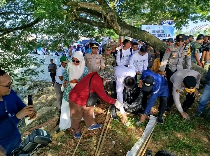 Gerakan Indonesia Asri, Wamendagri dan Wakil Wali Kota Kendari Pimpin Aksi Bersih Teluk Kendari