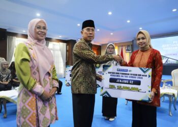 150 Mahasiswa Terima Bantuan Dana Pendidikan Sultra Cerdas dari Gubernur Andi Sumangerukka