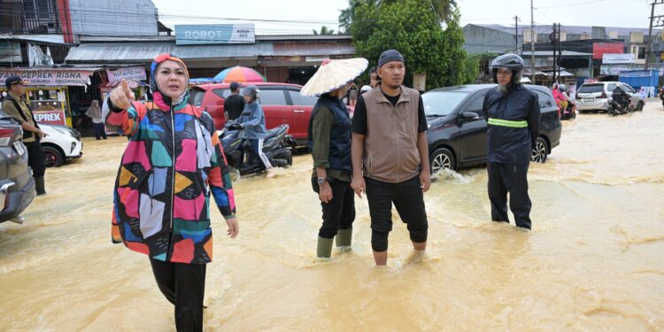 Wali Kota Kendari Turun Langsung Tinjau Banjir dan Berdialog dengan Warga