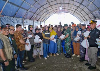 Pemkot Kendari Salurkan Bantuan Beras dan Minyak Goreng untuk Korban Terdampak Banjir