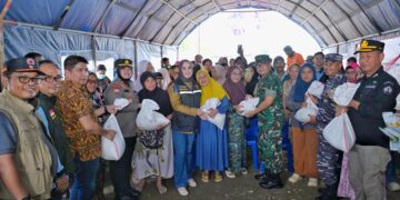 Pemkot Kendari Salurkan Bantuan Beras dan Minyak Goreng untuk Korban Terdampak Banjir