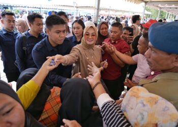 Wali Kota Kendari Berbagi Kupon ke Warga di Gerakan Pangan Murah