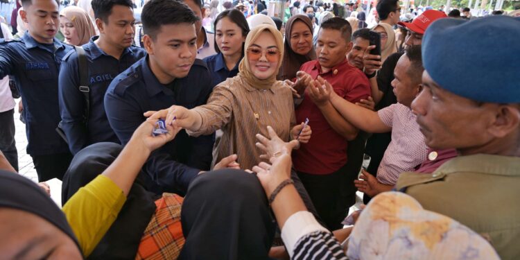Wali Kota Kendari Berbagi Kupon ke Warga di Gerakan Pangan Murah