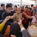Wali Kota Kendari Berbagi Kupon ke Warga di Gerakan Pangan Murah