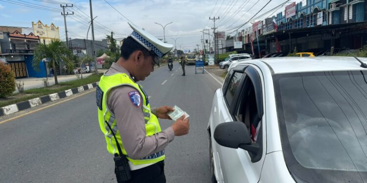 Ditlantas Polda Sultra Gelar Operasi Gabungan Kepatuhan Pajak Kendaraan di Berbagai Titik di Kota Kendari