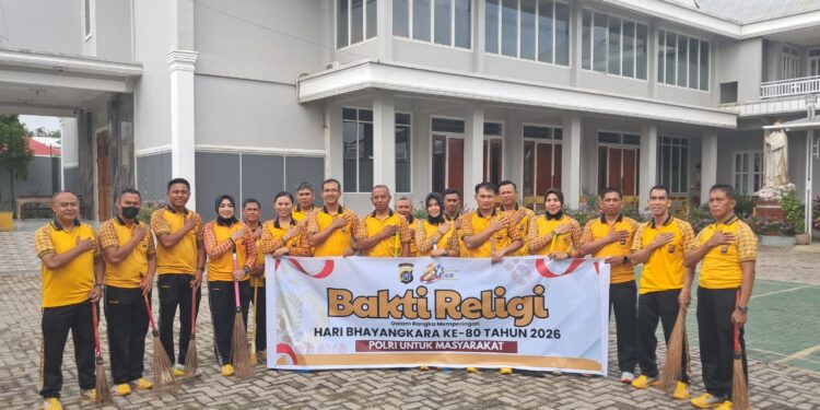 Personel Ditlantas Polda Sultra Gelar Bakti Religi Serentak Bersihkan Rumah Ibadah Dalam Rangka Hari Bhayangkara ke-80
