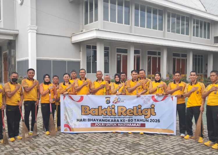 Personel Ditlantas Polda Sultra Gelar Bakti Religi Serentak Bersihkan Rumah Ibadah Dalam Rangka Hari Bhayangkara ke-80