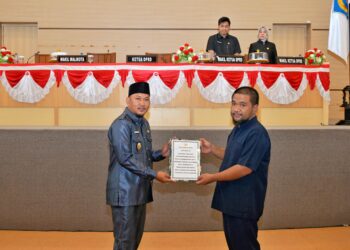 DPRD Gelar Rapat Paripurna, Pemkot Kendari Serahkan Raperda Pertanggungjawaban APBD