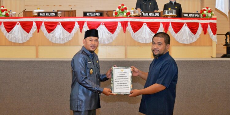 DPRD Gelar Rapat Paripurna, Pemkot Kendari Serahkan Raperda Pertanggungjawaban APBD