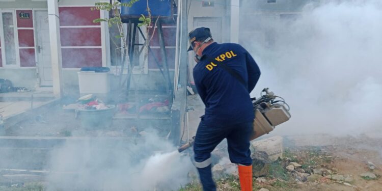 Pasca Banjir, Bid Dokkes Polda Sultra Fogging 156 Rumah Warga di Kendari