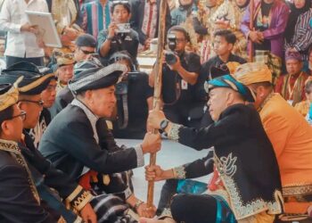 Gubernur Sultra Andi Sumangerukka Disematkan Gelar Adat Muna Sangia Mondono Wite Bhalano