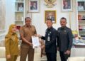 Pastikan Pelayanan Tetap Berjalan, Sekda Kota Kendari Serahkan Surat Tugas Plt Lurah Anawai