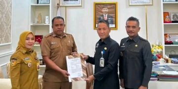 Pastikan Pelayanan Tetap Berjalan, Sekda Kota Kendari Serahkan Surat Tugas Plt Lurah Anawai