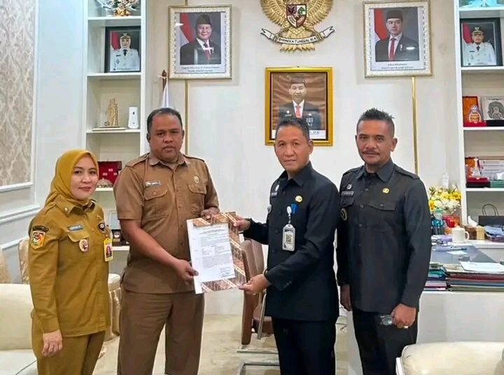 Pastikan Pelayanan Tetap Berjalan, Sekda Kota Kendari Serahkan Surat Tugas Plt Lurah Anawai