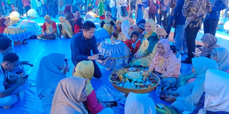 Sajikan 1.228 Dulang, Silaturahmi Akbar Masyarakat Muna Raih Rekor Muri