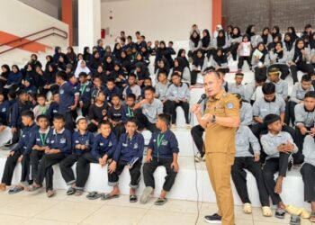 Kadis Kominfo Kota Kendari Edukasi Siswa Sekolah Rakyat Cerdas Bermedia dan Bijak Menggunakan Handphone