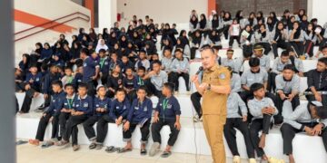 Kadis Kominfo Kota Kendari Edukasi Siswa Sekolah Rakyat Cerdas Bermedia dan Bijak Menggunakan Handphone