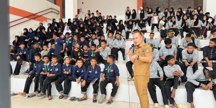 Kadis Kominfo Kota Kendari Edukasi Siswa Sekolah Rakyat Cerdas Bermedia dan Bijak Menggunakan Handphone