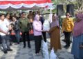 Wali Kota Kendari Serahkan Bantuan Beras di Tiga Kecamatan