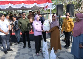 Wali Kota Kendari Serahkan Bantuan Beras di Tiga Kecamatan