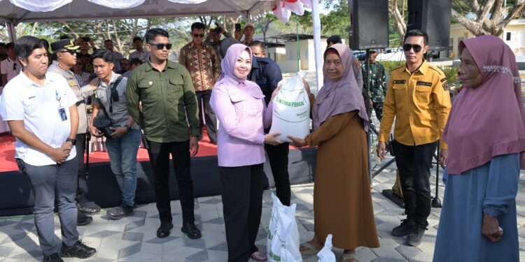 Wali Kota Kendari Serahkan Bantuan Beras di Tiga Kecamatan