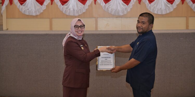 Wali Kota Kendari Serahkan KUA-PPAS 2027 ke DPRD