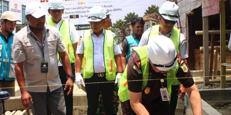 Wujudkan Program 3 Juta Rumah, Kejati Sultra Tambah 12 Unit Bedah Rumah di Konawe