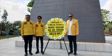Rangkaian HUT ke-62, Partai Golkar Sultra Tabur Bunga di Taman Makam Pahlawan