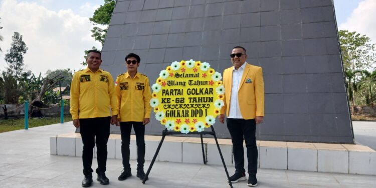 Rangkaian HUT ke-62, Partai Golkar Sultra Tabur Bunga di Taman Makam Pahlawan