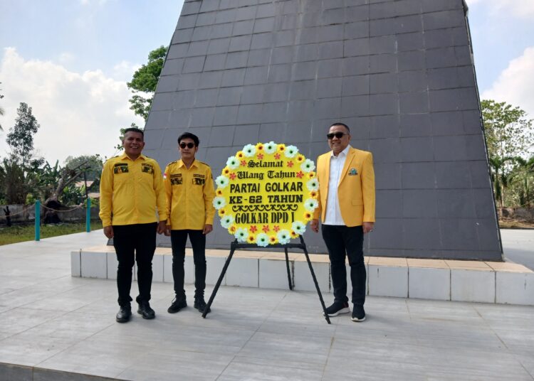 Rangkaian HUT ke-62, Partai Golkar Sultra Tabur Bunga di Taman Makam Pahlawan